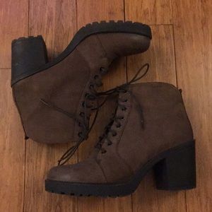 Vagabond 9.5 brown leather lace up heel boots
